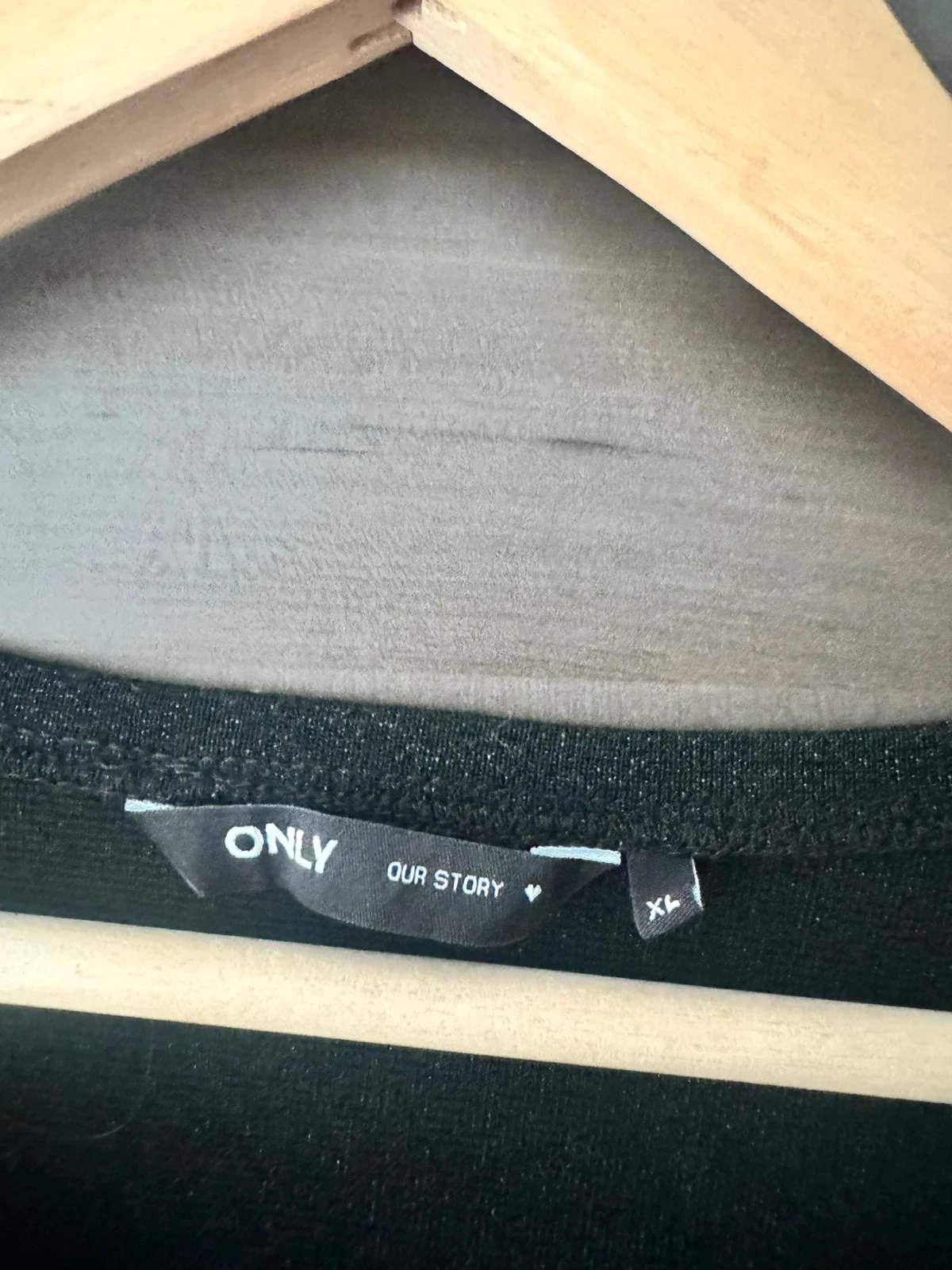 Camiseta preta com lantejoulas - only - tamanho XL – photo 2